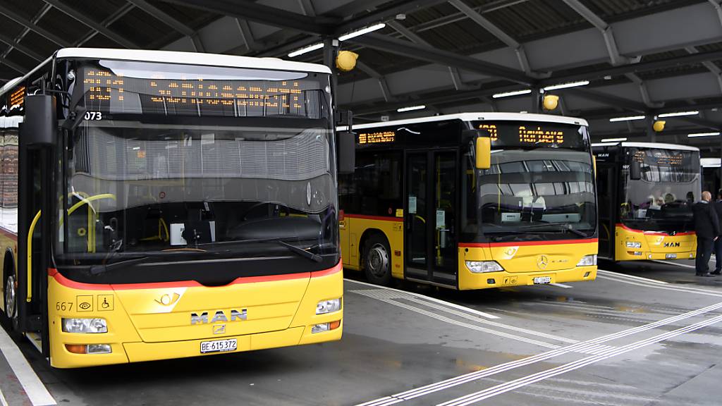 Das Bundesamt für Polizei (Fedpol) hat in der Affäre um erschlichene Subventionen bei Postauto gegen sieben Personen bedingte Geldstrafen und hohe Bussen verhängt. (Archivbild)