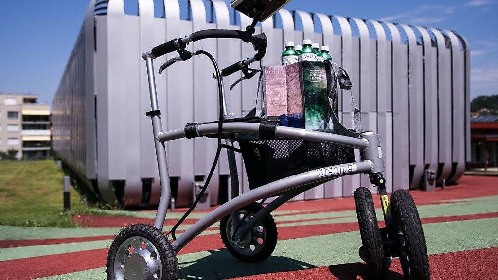 Der Prototyp des Outdoor-Rollators mit Elektroantrieb und Navigation vor dem Forschungsgebäude der Hochschule Luzern in Horw.