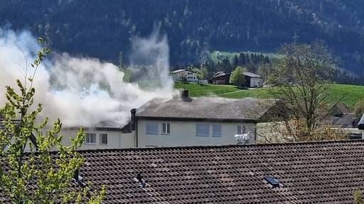 Dachstock von Mehrfamilienhaus in Schönenberg brennt