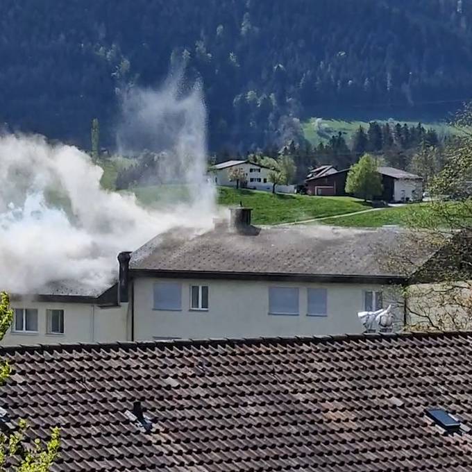 Dachstock von Mehrfamilienhaus in Schönenberg brennt