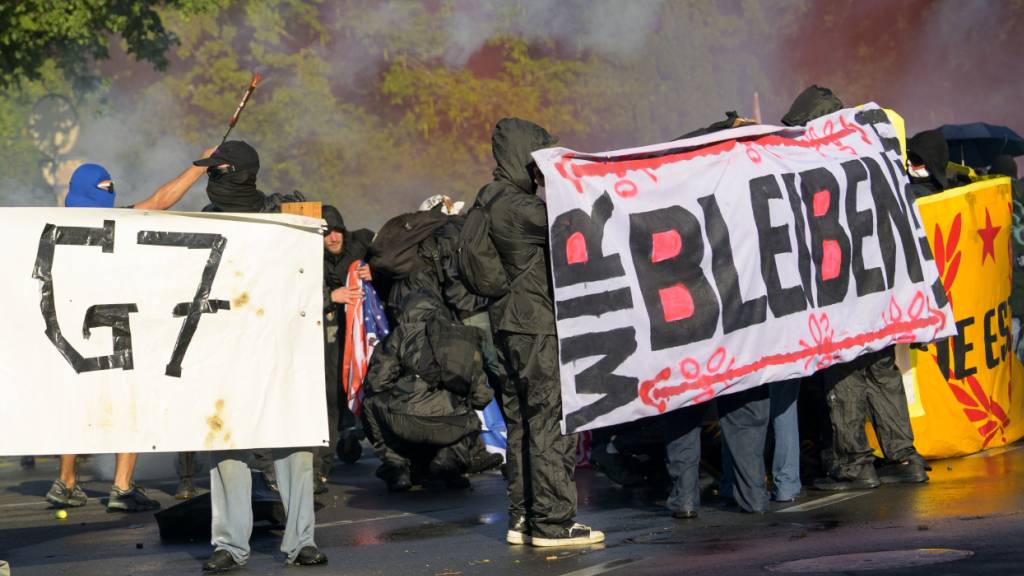 Polizei löst Anti-G7-Demo in Genf nach Ausschreitungen auf