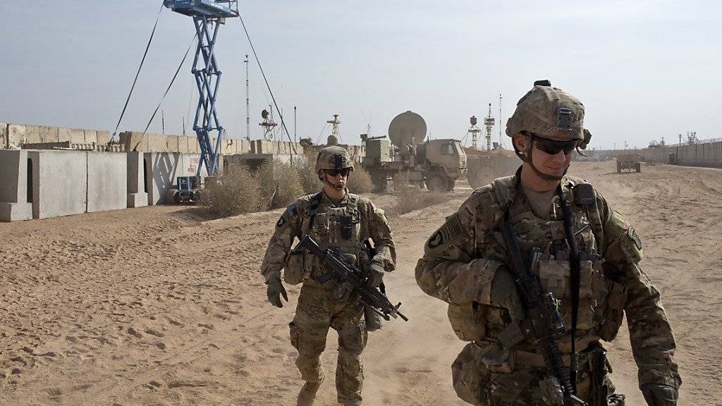 US-Soldaten auf einer Militärbasis nahe der irakischen Stadt Mossul. Die US-geführte Koalition gegen die Terrororganisation IS tötete nach eigenen Angaben im vergangenen Jahr 64 Zivilisten bei Luftangriffen. (Symbolbild)