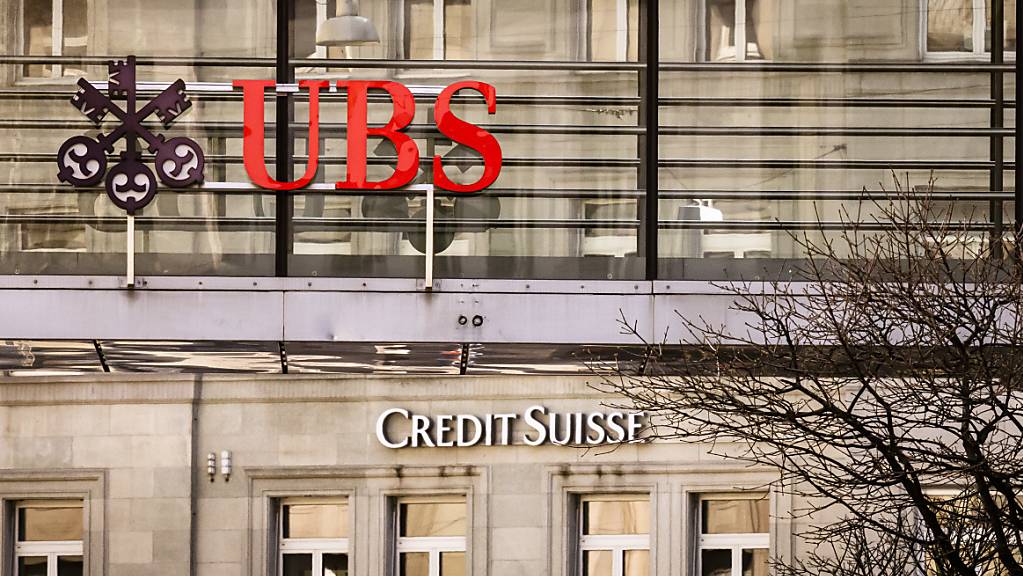 Eine Fusion der Credit Suisse (CS) mit der UBS würde laut Investment-Banking-Experte Andreas Ita «sofort Ruhe schaffen». Die UBS könnte gar davon profitieren, dass die Finanzmarktaufsicht eine solche früher als nicht goutierte Fusion heute wohl durchwinken würde. (Archivbild)
