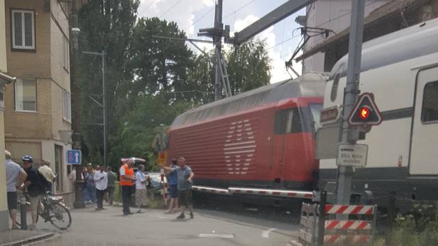 Zug knallt in Auto auf Bahnübergang