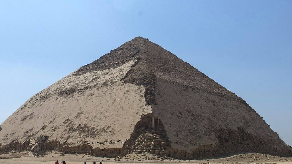 Ägypten macht die Knickpyramide von König Sneferu in der Nähe von Kairo für die Öffentlichkeit zugänglich.