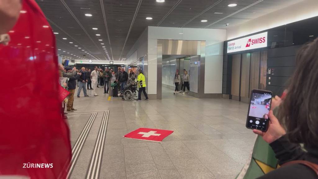 Curling-Gold-Gewinnerinnen zurück in der Heimat
