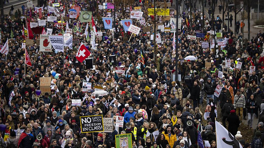 Rund 2000  Demonstrantinnen und Demonstranten waren am Samstagnachmittag in Zürich an der letzten grossen  Kundgebung gegen die Massnahmen zur Eindämmung des Coronavirus und gegen das Covid-19-Gesetz unterwegs.