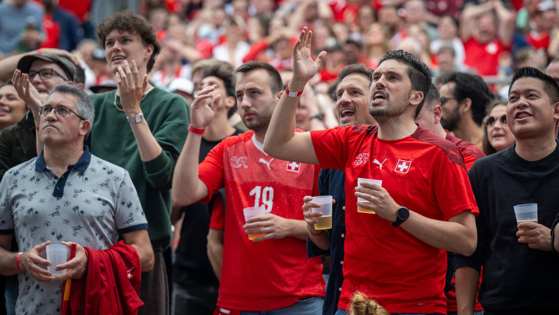 Schweizer Fussball Fans verfolgen in der Heimspiel Arena Thun das Gruppenspiel zwischen Ungarn und der Schweiz bei der EM 2024.