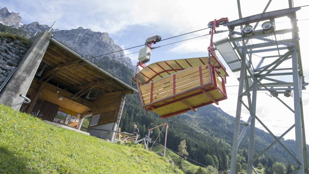 Bis auf Weiteres wird der Transport von Material für drei Betriebe im Gebiet Chilcherberge durch eine private Seilbahn bewerkstelligt. (Archivbild)