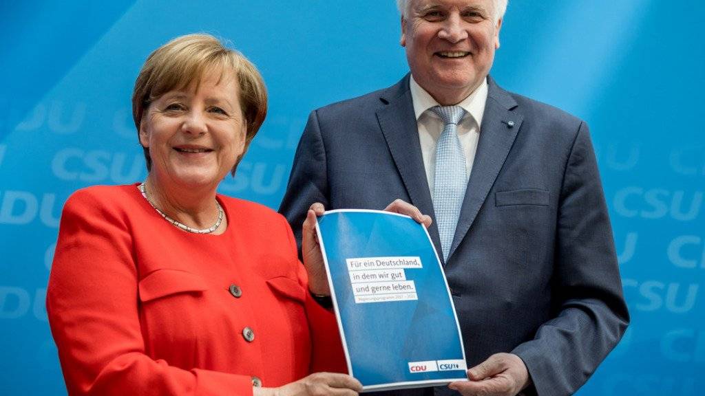 Kanzlerin und CDU-Chefin Angela Merkel und der CSU-Vorsitzende Horst Seehofer am Montag in Berlin bei der Vorstellung des Wahlprogramms.