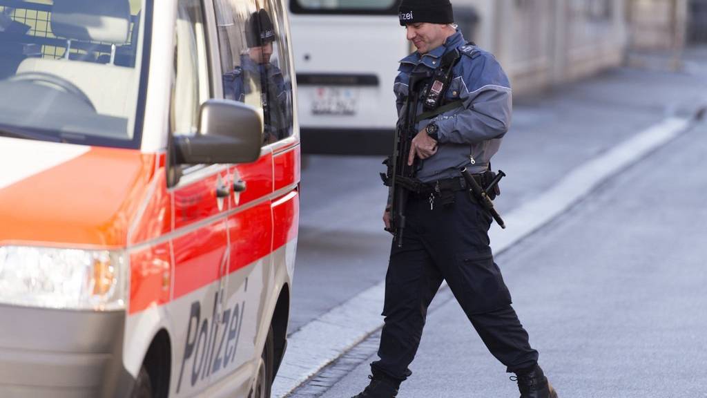 Symbolbild: Polizisten schiessen insgesamt 13-Mal auf den Angreifer
