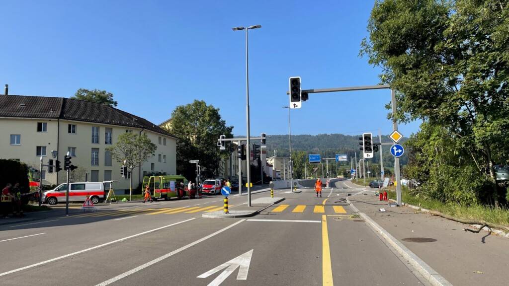 Bei einer Kollision zwischen zwei Autos in Dietikon ZH sind am Sonntagmorgen drei Personen verletzt worden.