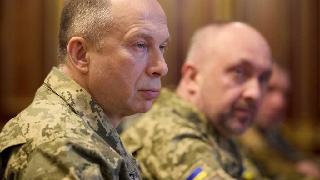 ARCHIV - Generaloberst Olexander Syrskyj, Oberbefehlshaber der ukrainischen Streitkräfte, sitzt am Tisch mit Selenskyj, Präsident der Ukraine, bei einem Treffen mit dem neuen militärischen Führungsteam im Mariinsky-Palast in Kiew, Ukraine. Foto: Ukrainisches Präsidentialamt/Pool/Planet Pix via ZUMA Press Wire/dpa