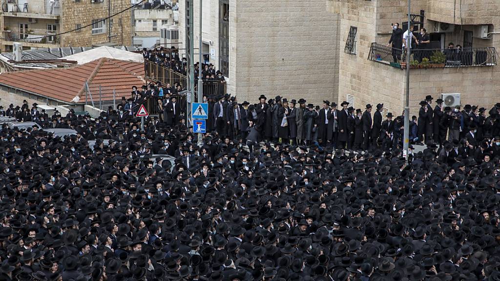 Tausende von ultraorthodoxen Juden nehmen an der Beerdigung des Rabbiners Meshulam Dovid Soloveitchik teil.