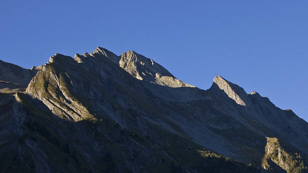 Das Brienzer Rothorn von der Luzerner Seite her gesehen: Im Massiv dieses 2350 Meter hohen Berges sind am Sonntag zwei Wanderer im Neuschnee stecken geblieben. (Archivbild)