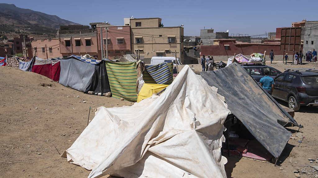 In der Stadt Amizmiz in der Nähe von Marrakesch werden Zelte aufgestellt, um Menschen zu schützen, die durch das Erdbeben ihr Zuhause verloren. Die Kapazitäten der Rettungskräfte in Marokko sind nach Einschätzungen von Hilfsorganisationen nahezu erschöpft. Foto: Mosa'ab Elshamy/AP/dpa