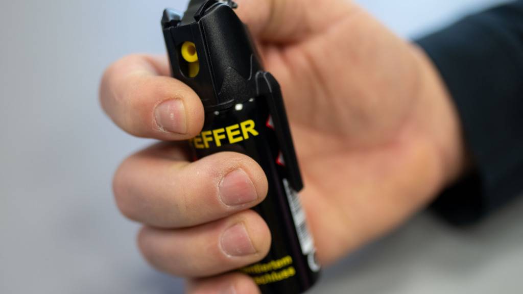 Eine 35-Jährige hat in der Stadt St. Gallen einen Polizisten mit Pfefferspray angegriffen. (Symbolbild)