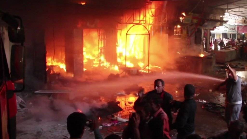 Ein Markt im Osten der IS-Hochburg Mossul steht in Flammen: Die Offensive zur Rückeroberung der irakischen Stadt trifft auch Zivilisten.