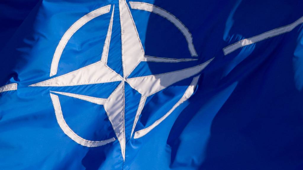 ARCHIV - Eine Flagge der Nato weht bei einem NATO-Außenministertreffen. Foto: Daniel Naupold/dpa