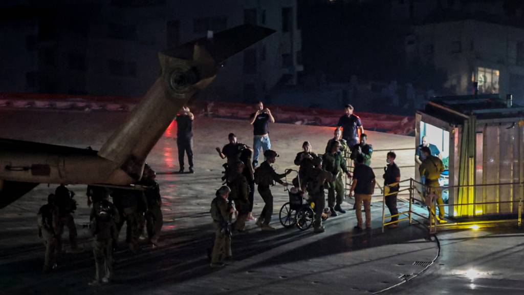 Eine der befreiten Geiseln kommt in einem Helikopter des israelischen Militärs auf dem Dach eines Krankenhauses in Tel Aviv an. Foto: Ilia Yefimovich/dpa