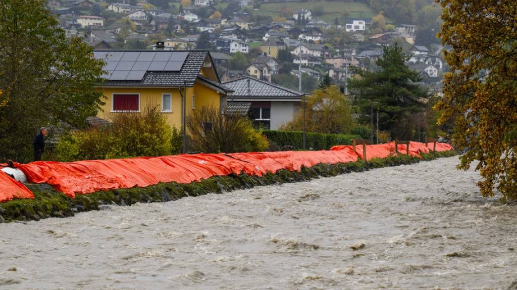 Im Wallis herrscht nach kräftigen Regenfällen vielerorts Hochwassergefahr. Hier in Bild aus Monthey im November 2023. (Archivbild)