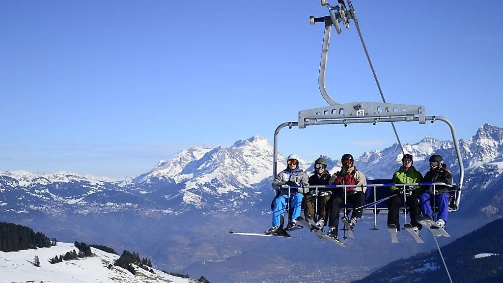Skigebiete in der ganzen Schweiz verlegen den Start der Wintersaison wegen dem Wintereinbruch vor und öffnen ihre Betriebe schon dieses Wochenende. (Symbolbild)
