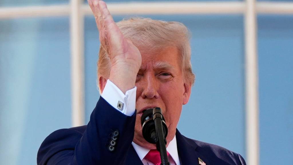 US-Präsident Donald Trump spricht bei einem Picknick für Militärfamilien zum Nationalfeiertag am 4. Juli im Weißen Haus in Washington. Foto: Julia Demaree Nikhinson/AP/dpa