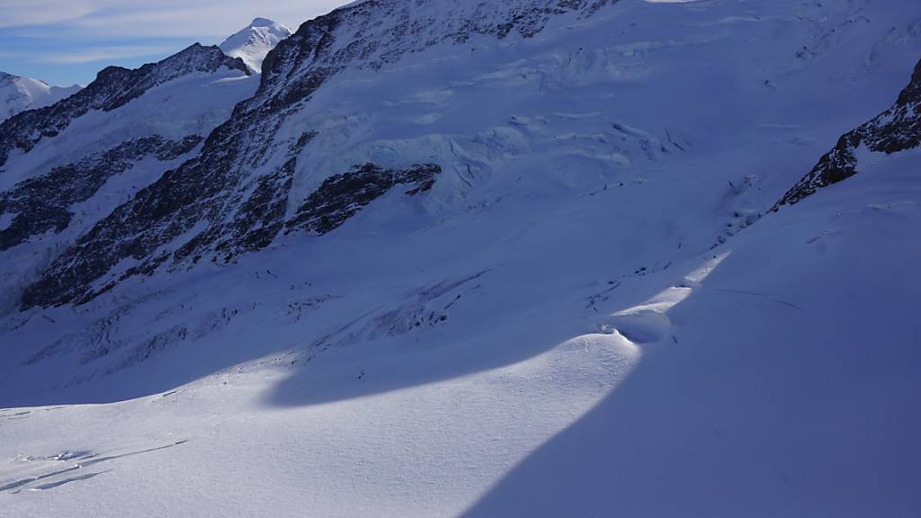 Auf dem Jungfraufirn ist am Wochenende ein Berggänger in eine Gletscherspalte gestürzt.