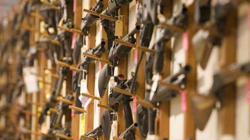 Das EU-Waffenrecht sieht auch für Schweizer Waffenbesitzer neue Einschränkungen vor. Die Sicherheitspolitische Kommission des Ständerats will die Vorschriften aber nur so weit wie unbedingt nötig umsetzen. (Archivbild)