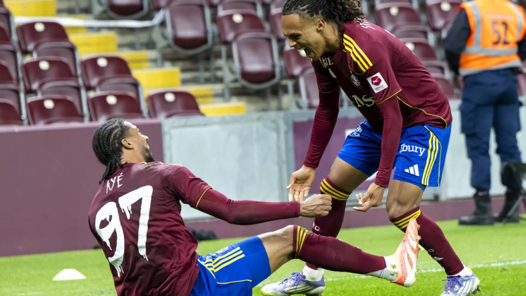 Florian Ayé freut sich mit Loun Srdanovic über das 2:1