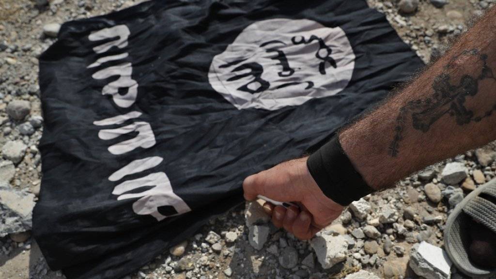 Eine Flagge des Islamischen Staates - der IS stellt laut der UNO trotz Rückschlägen weiterhin eine Bedrohung dar. (Symbolbild)