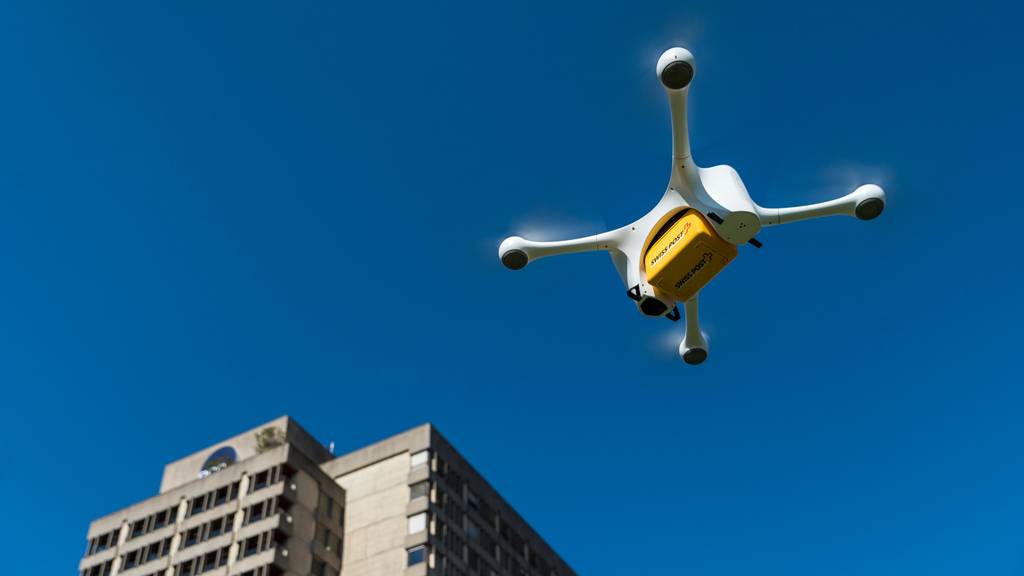 Eine Drohne der Post fliegt im Rahmen eines Tests über Lugano. (Archivbild)