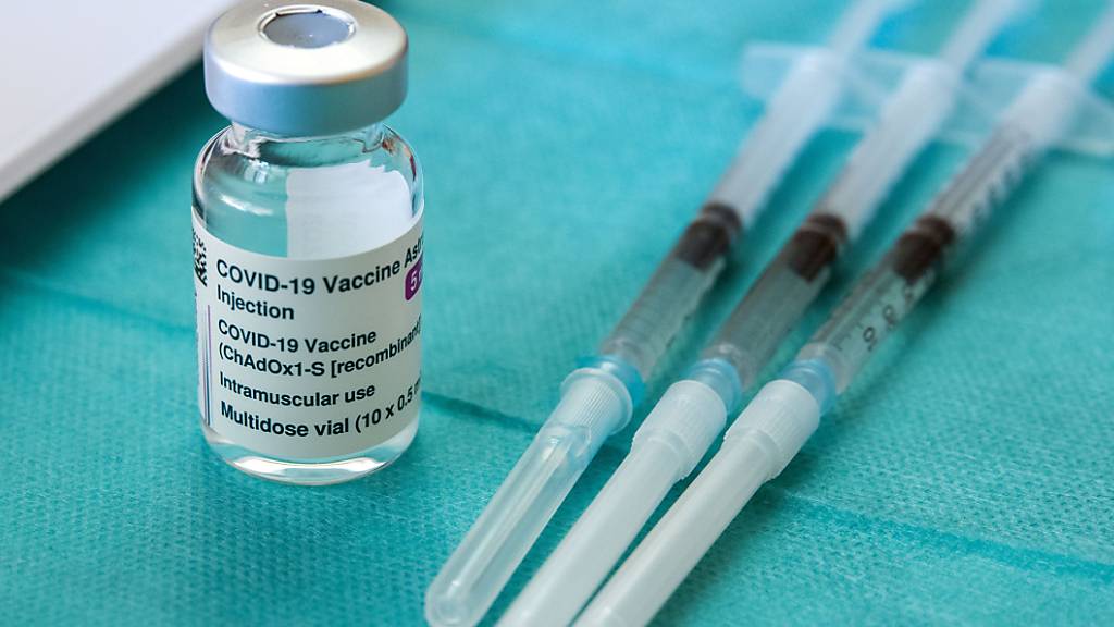 ARCHIV - Drei vorbereitete Spritzen mit dem Corona-Impfstoff Astrazeneca liegen bereit. Foto: Jens Büttner/dpa-Zentralbild/dpa