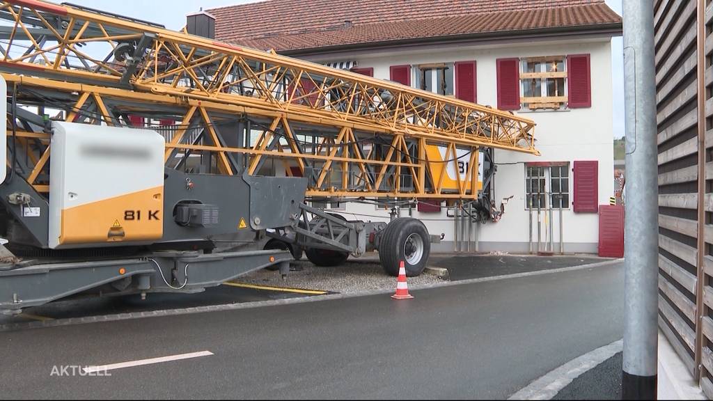 Kranwagen donnert in Wohnhaus