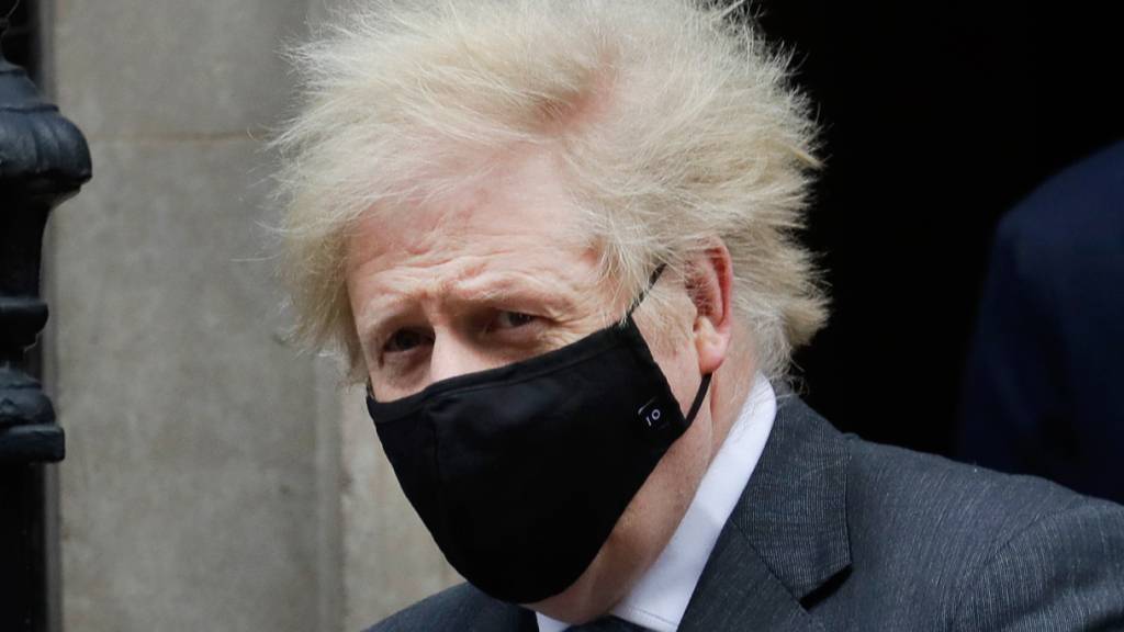 dpatopbilder - Boris Johnson, Premierminister von Großbritannien, verlässt mit Mund-Nasen-Schutz Downing Street 10. Foto: Kirsty Wigglesworth/AP/dpa