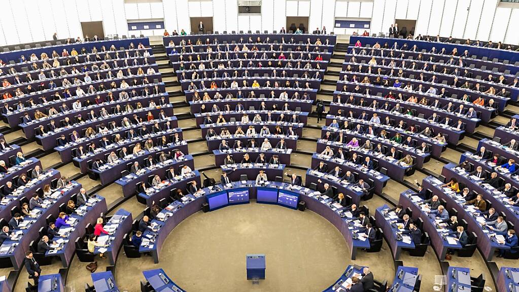 Mitglieder des Europäischen Parlaments sitzen während einer Abstimmung im Plenarsaal des Europäischen Parlaments.