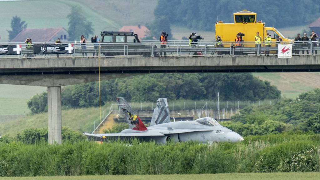 Vier Kampfflugzeuge des Typs F/A-18 nahmen am Mittwoch an der Übung teilt.