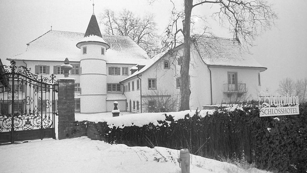 Das Schloss Brestenberg auf einer Aufnahme von 1985 - damals wurde es als Schlosshotel benutzt.