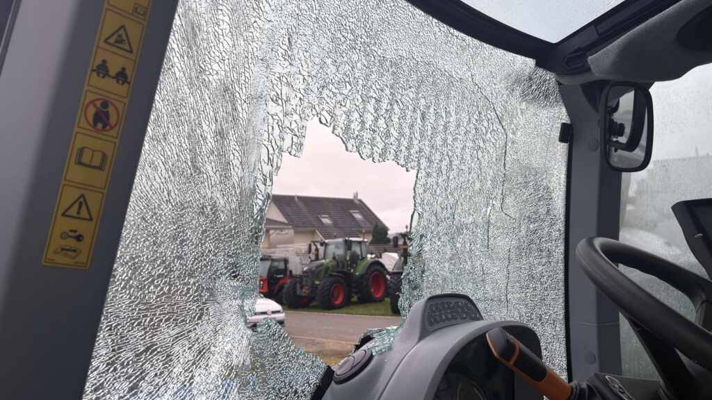 Die eingeschlagene Frontscheibe eines der beschädigten Landwirtschaftsfahrzeuge.