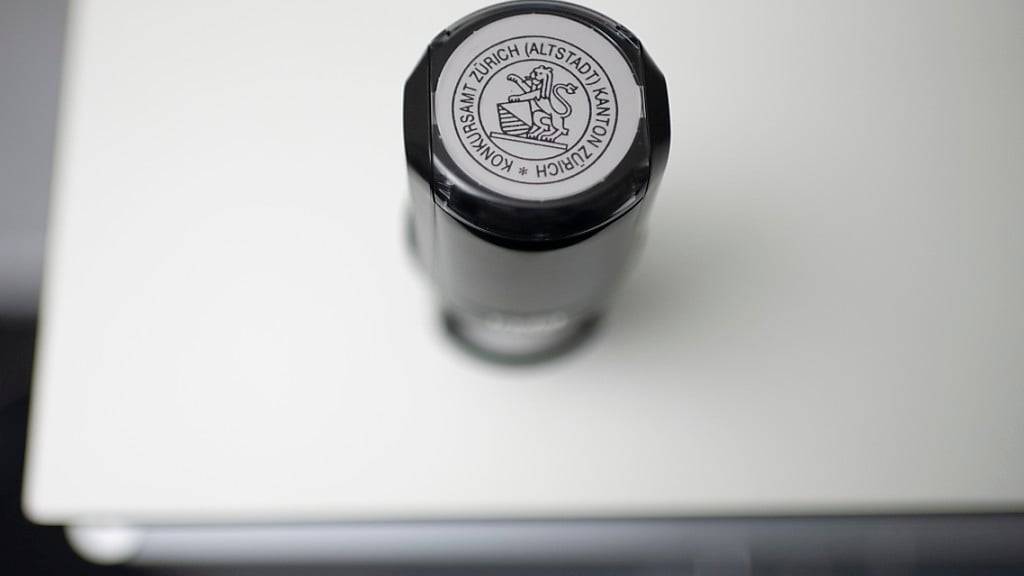 Wie schon in den Vormonaten ist die Zahl der Firmenpleiten in der Schweiz weiter gestiegen. Im November kletterte die Zahl der Insolvenzverfahren im Jahresvergleich sogar um 37 Prozent. Im Bild ein Stempel des Konkursamtes Zürich. (Archivbild)