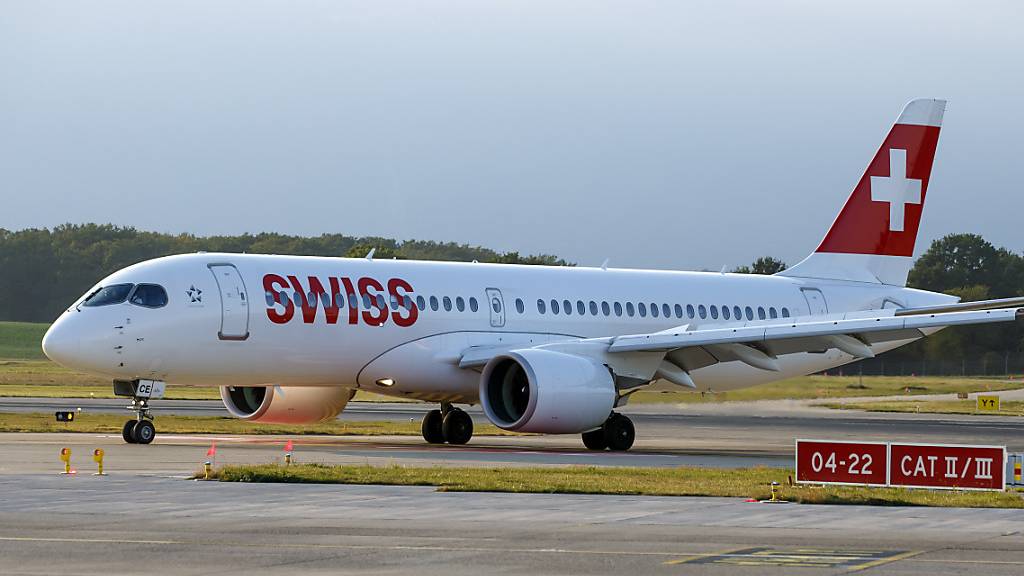 Ein Flugzeug des Typs A220-100 der Swiss musste am Sonntagabend wegen eines ungewöhnlichen Geruchs in der Kabine den Flug von London-Heathrow nach Zürich abbrechen. Es landete sicher wieder in London. (Archivbild)