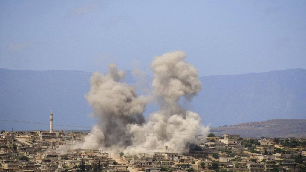 Ein Bild der oppositionellen Weisshelme zeigt die Stadt al-Habeet während eines russischen Luftangriffs. (Archivbild)
