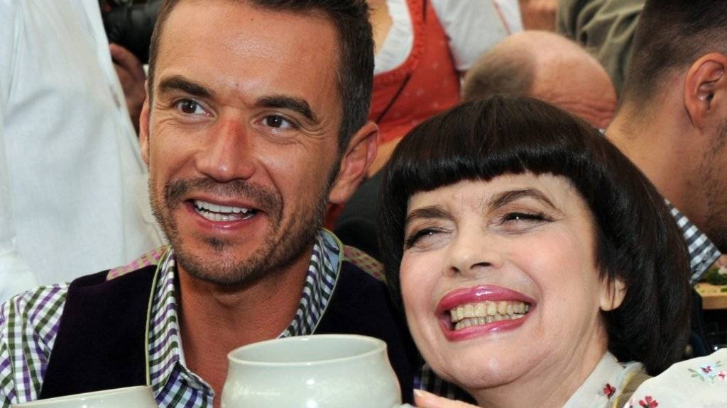 Mireille Mathieu letztes Jahr mit Florian Silbereisen auf dem Oktoberfest. Zu ihrem 70. Geburtstag stösst sie aber lieber mit Champagner an als mit Bier. (Archivbild)