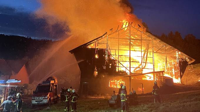 Meterhohe Flammen: Scheune in Sigriswil komplett niedergebrannt