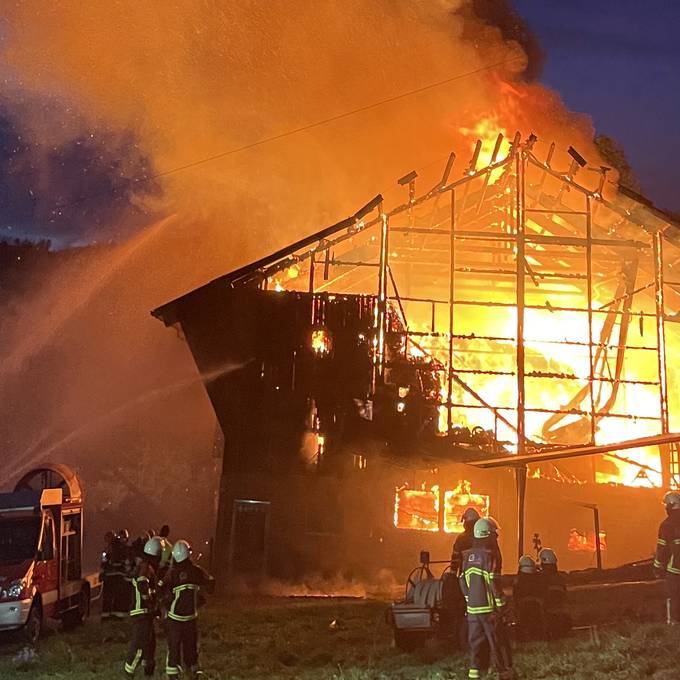 Meterhohe Flammen: Scheune in Sigriswil komplett niedergebrannt