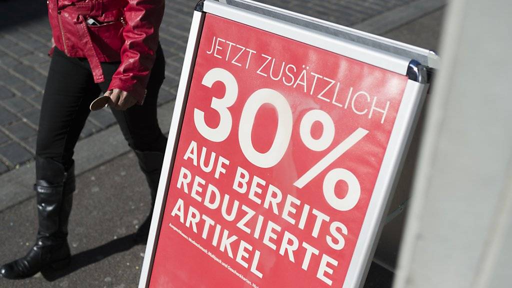 Mehr als die Hälfte der Schweizer zieht die Nutzung von Rabatten in Erwägung, wenn sie sparen müssten. (Archivbild)
