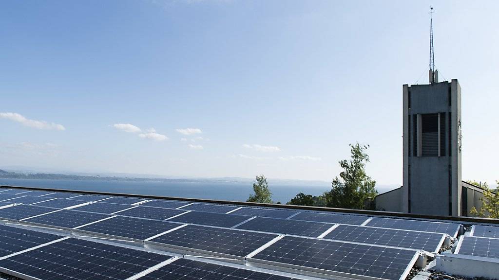 Die Installation von Solarmodulen und andere Produkte und Dienstleistungen des Umweltsektors beflügeln laut Schätzungen des Bundesamts für Statistik die Wirtschaft. (Archivbild)