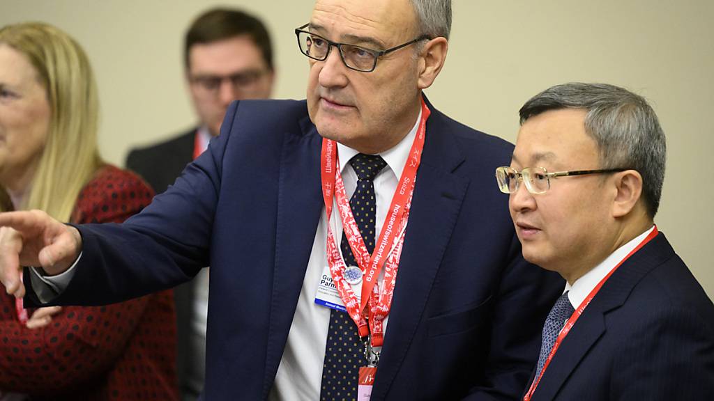 Bundesrat Guy Parmelin (l.) während des World Economic Forum 2023 zusammen mit dem chinesischen Vize-Handelsminister.