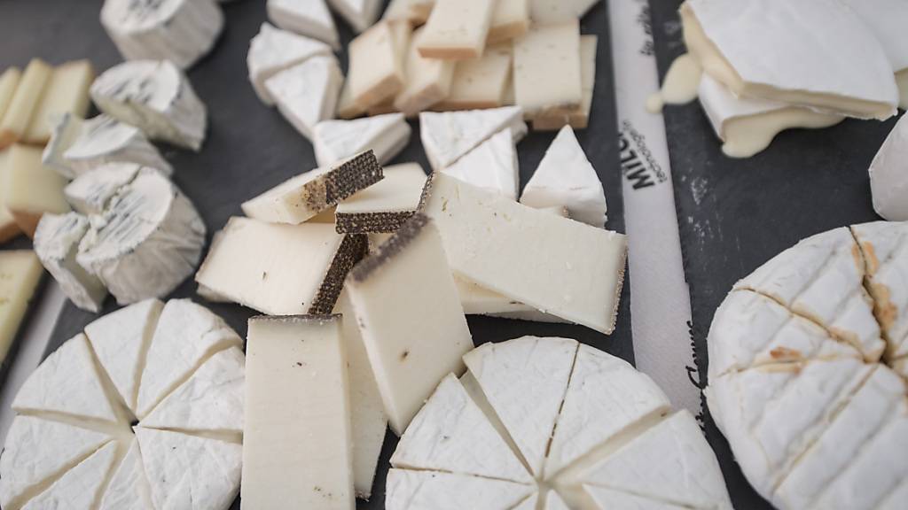 Sowohl die Käse Importe als auch Exporte sind 2020 gestiegen. Im Bild: Diverse Schweizer Käsesorten an einem Käsemarkt. (Symbolbild)