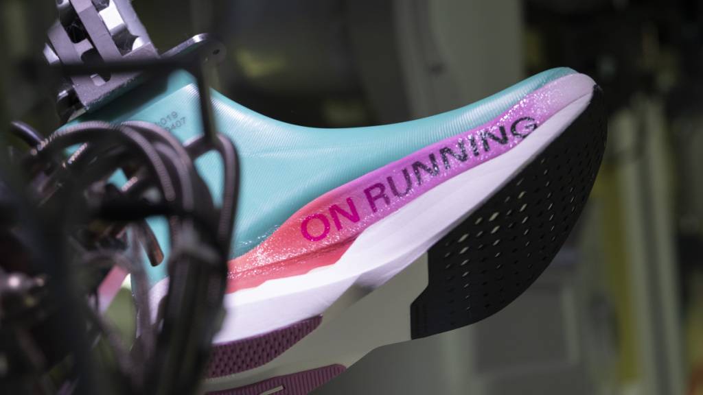 Der Laufschuhhersteller On hat eine Werk für seine LightSpray-Technologie in Südkorea eröffnet. Dank der neuen Anlage mit 32 Robotern soll die globale Produktionskapazität der Technologie im Jahr 2026 um das 30-Fache erhöht werden. (Archivbild)